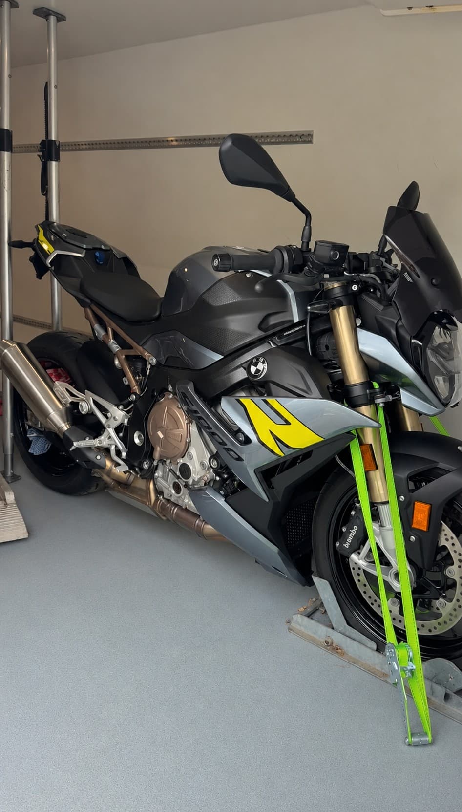 BMW S1000R tijdens transport voor de importservice van Torva Rides