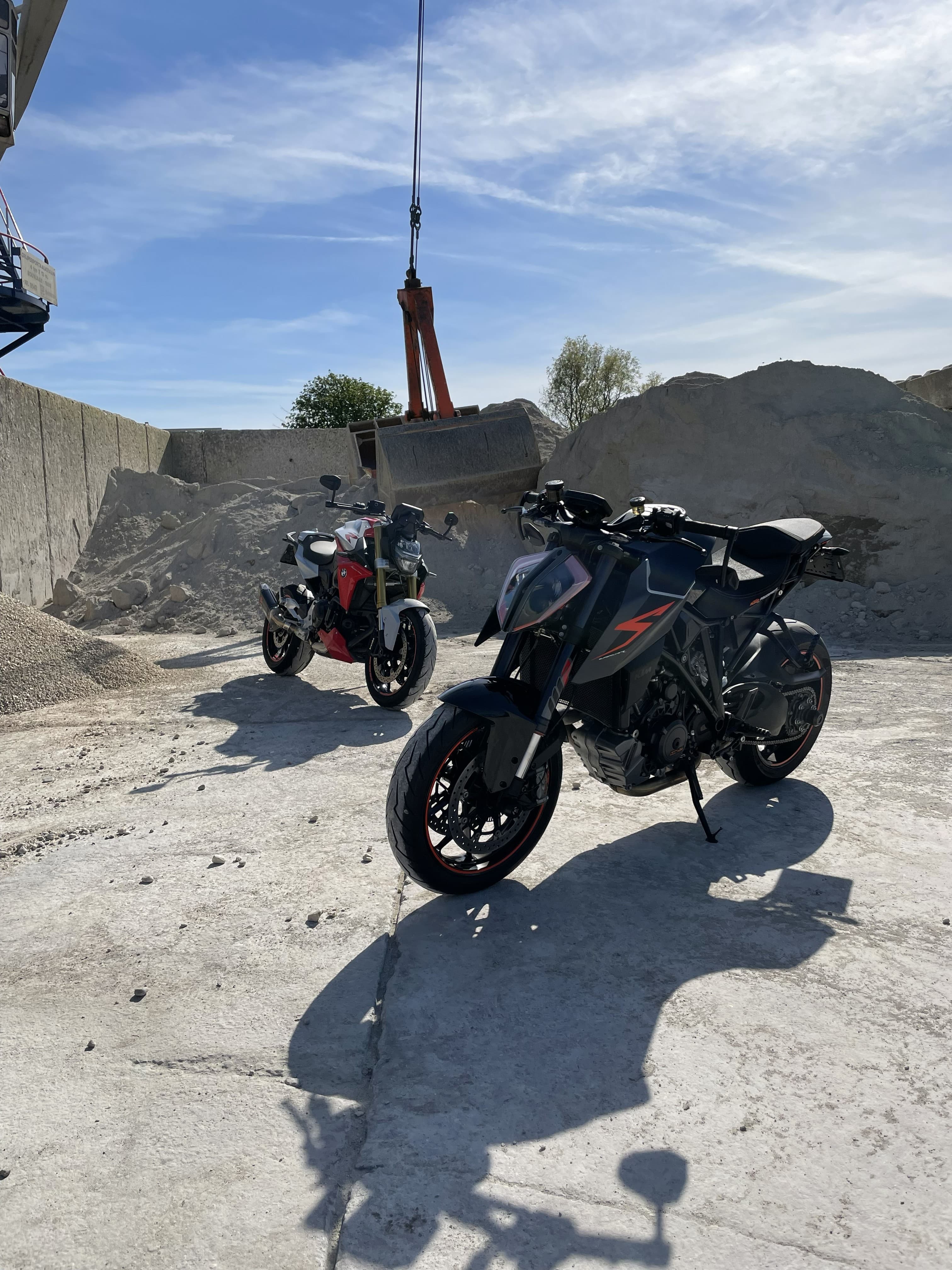 BMW F 900 R en KTM Super Duke R van Torva Rides